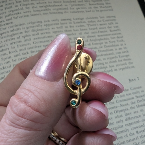 Elegant Gold Treble Clef Brooch with Gem Accents - Picture 1 of 8